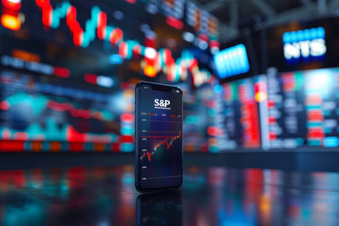 Logo del S&P en móvil y sala de trading. FX Empire