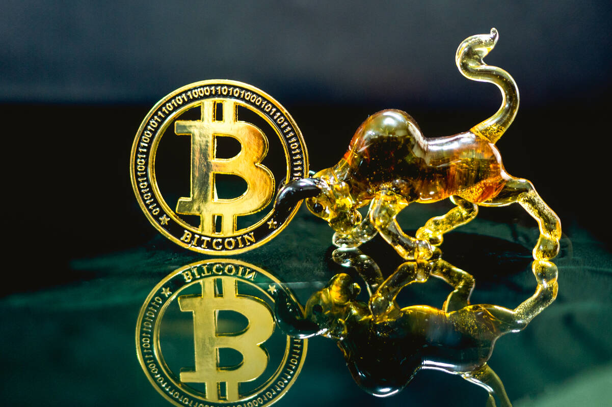 Bitcoin y toro simbólicos, FX Empire