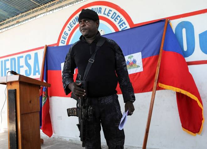 El expolicía Jimmy "Barbecue" Cherizier, líder de la coalición G9, durante una conferencia de prensa anunciando que se levantará temporalmente el bloqueo de las terminales de combustible para permitir la distribución de gasolina, en Puerto Príncipe, Haití