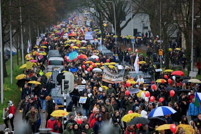 Personas protestan en contra de las medidas para contener la propagación del coronavirus, en Utrecht, Países Bajos