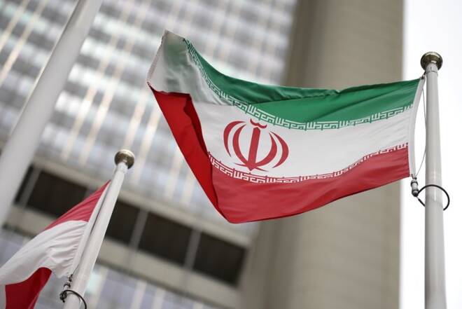 Imagen de archivo de la bandera iraní ondeando frente a la sede del regulador nuclear de la ONU (OIEA) en Viena
