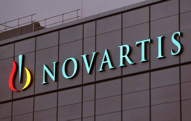 FOTO DE ARCHIVO: El logotipo de la farmacéutica suiza Novartis en la planta de la compañía en la ciudad de Stein, en el norte de Suiza