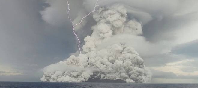 Una erupción en el volcán submarino Hunga Tonga-Hunga Ha'apai, frente a Tonga.