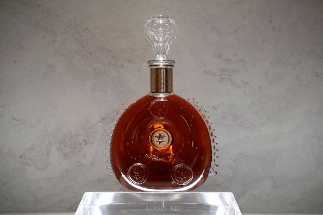 IMAGEN DE ARCHIVO. Una botella de coñac Remy Martin LOUIS XIII se ve en la sede de Remy Cointreau SA, en París, Francia