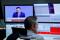 FOTO DE ARCHIVO: Un operador se sienta frente a una emisión de televisión durante una sesión de negociación en la bolsa de Fráncfort