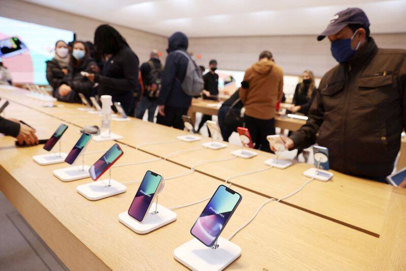 FOTO DE ARCHIVO - Personas compran smartphones en un negocio de Apple en Manhattan, Ciudad de Nueva York
