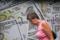 Imagen de archivo de una mujer pasando frente a una casa de cambio en Sao Paulo, Brasil.