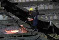 Imagen de archivo de un empleado trabajando en la Planta Metalúrgica Nadezhda de la compañía Nornickel, en la ciudad ártica de Norilsk