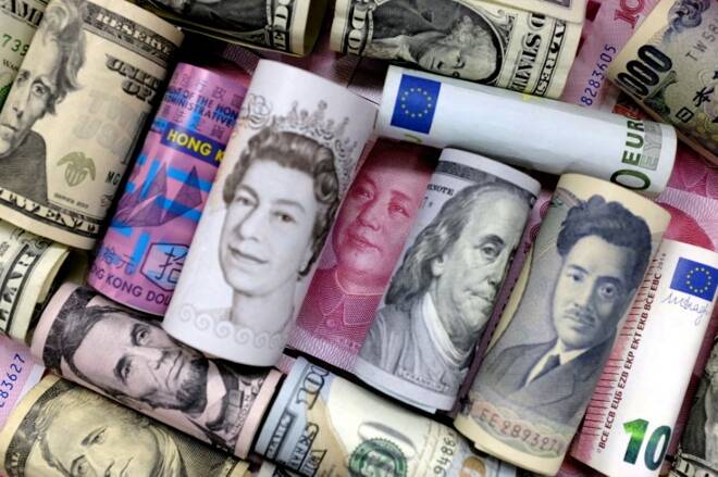 Foto de archivo. Euros, dólares de Hong Kong, dólares estadounidenses, libras y yuanes.
