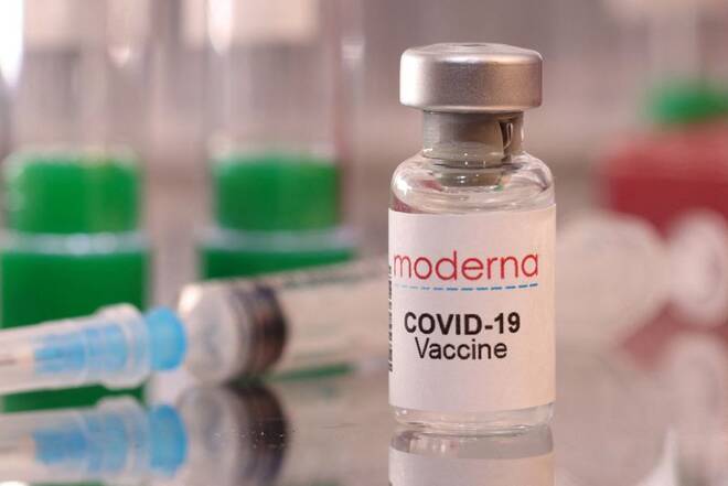 FOTO DE ARCHIVO. Imagen de ilustración de un vial con la etiqueta "Vacuna COVID-19 Moderna"