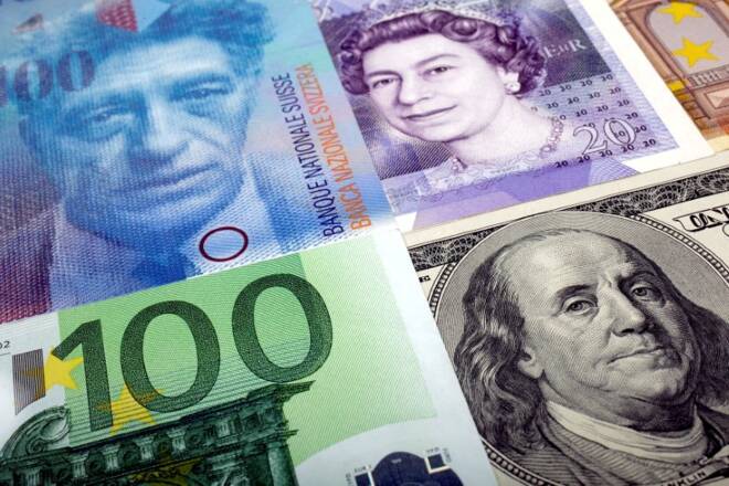 Imagen de archivo ilustrativa de billetes de dólares estadounidenses, francos suizos, libras esterlinas y euros tomada en Varsovia