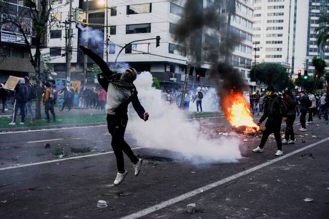 FOTO DE ARCHIVO: Un manifestante arroja un bote de gas lacrimógeno disparado por personal de seguridad después de que las fuerzas armadas de Ecuador advirtieran que no permitirían las protestas en curso contra las políticas económicas del presidente Guillermo Lasso, en Quito, Ecuador
