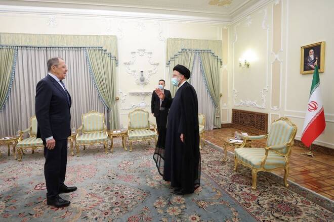 El presidente de Irán, Ebrahim Raisi, se reúne con el ministro de Relaciones Exteriores de Rusia, Sergei Lavrov, en Teherán