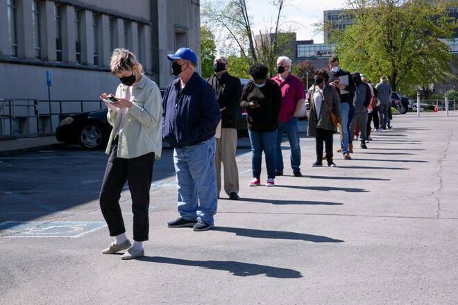 Foto de archivo de un grupo de personas haciendo fila en busca de trabajo en Louisville