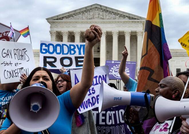 Foto de archivo de manifestantes por el derecho al aborto fuera de la Corre Suprema de EEUU en Washington