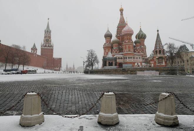 Imagen de archivo del reloj de la torre Spasskaya junto al Kremlin y la Catedral de San Basilio en Moscú, Rusia.