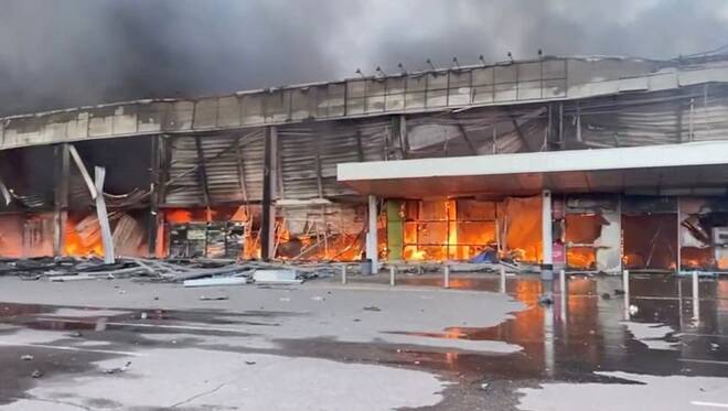 Foto del lunes de humo y fuego en un centro comercial en Kremenchuk tras un ataque ruso con misiles