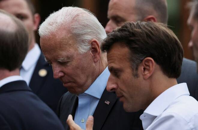 Foto del lunes del Presidente de EEUU Joe Biden y su par francés Emmanuel Macron en la cumbre del G7 en Alemania