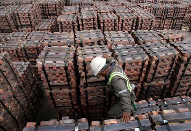 Imagen de archivo de un trabajador supervisando un cargamento de cobre para su exportación a Asia en el puerto de Valparaíso, Chile.