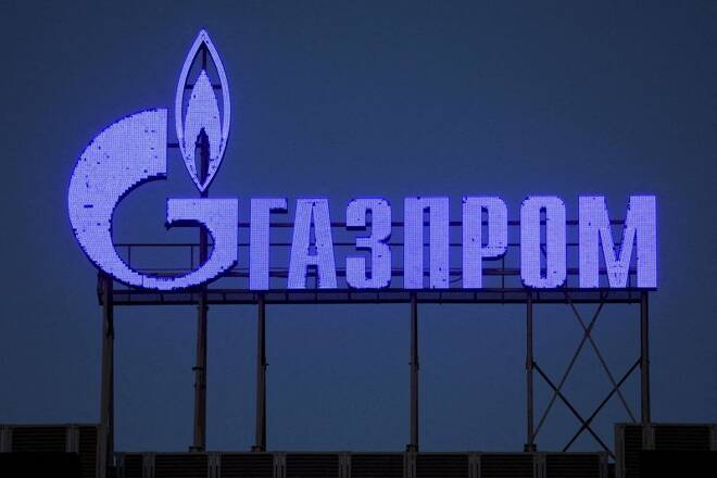 FOTO DE ARCHIVO. El logo de Gazprom en la fachada de un centro de negocios en San Petersburgo, Rusia