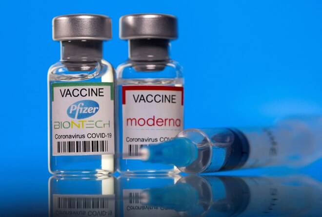 Imagen de archivo ilustrativo de viales con las etiquetas de la vacuna contra el COVID-19 de Pfizer-BioNTech y Moderna