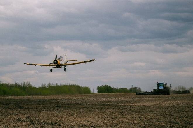 Foto de archivo de un avión sobrevolando un campo en Manitoba, Canada