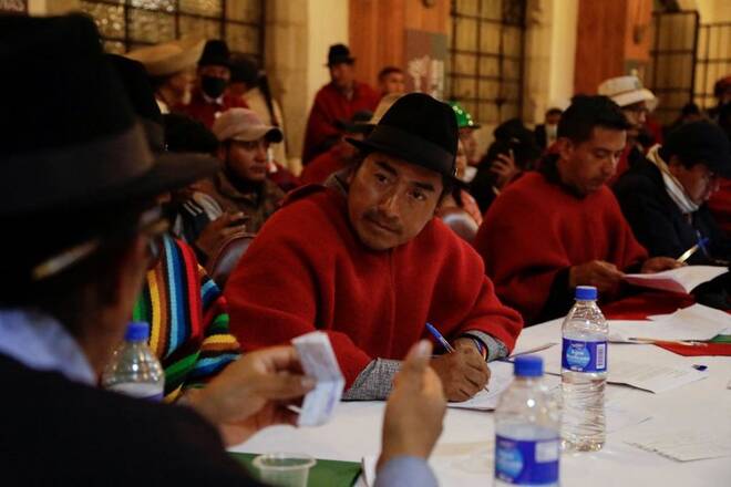 Leonidas Iza, líder de la organización indígena CONAIE, asiste a una reunión de organizaciones indígenas con funcionarios del gobierno para discutir demandas de precios más bajos de combustibles y alimentos que han provocado dos semanas de protestas, en Quito, Ecuador