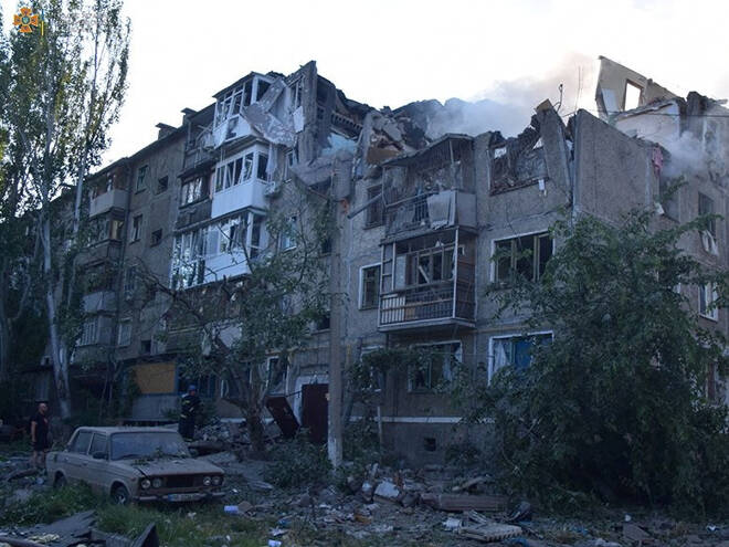 Foto del miércoles de un edificio dañado por los bombardeos rusos en Mikolaiv