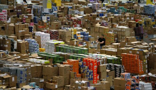 FOTO DE ARCHIVO. Un trabajador clasifica paquetes en el almacén de Amazon en Leipzig, Alemania