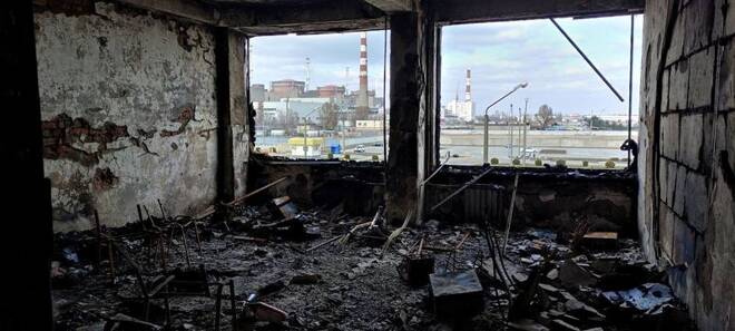 FOTO DE ARCHIVO-Una vista muestra el interior de un edificio dañado en el complejo de la planta de energía nuclear de Zaporiyia