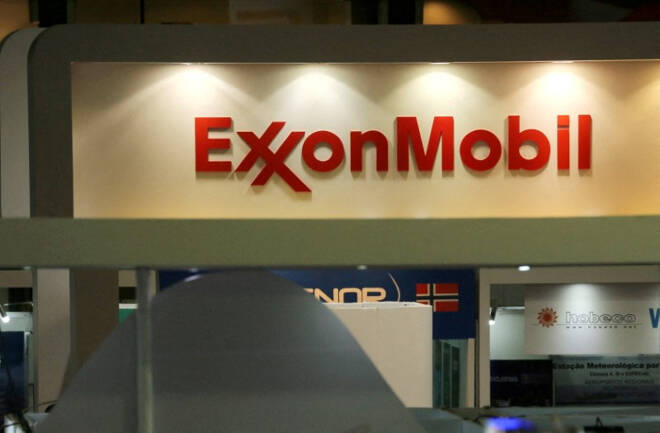 FOTO de ARCHIVO: Logo of the Exxon Mobil Corp is seen at the Rio Oil and Gas Expo and Conference in Rio de Janeiro