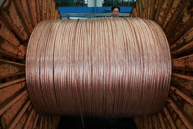 Imagen de archivo de un empleado trabajando en una fábrica de cables eléctricos en Baoying