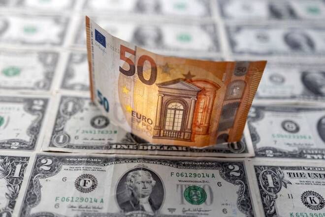 Imagen de archivo ilustrativa de un billete de 50 euros sobre billetes de dólares estadounidenses
