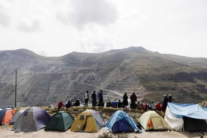 FOTO DE ARCHIVO-Miembros de comunidades indígenas acampan en los terrenos de la mina de cobre Las Bambas