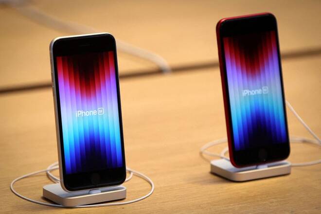 Imagen de archivo de dos iPhone SE expuestos para la venta en una tienda Apple Store en Nueva York, EEUU.