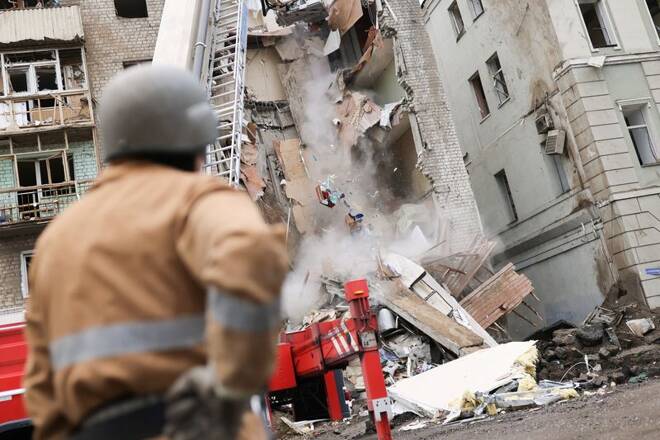 Bomberos retiran los escombros después que un ataque militar alcanzara un edificio, mientras continúa la invasión rusa de Ucrania, en Járkov, Ucrania