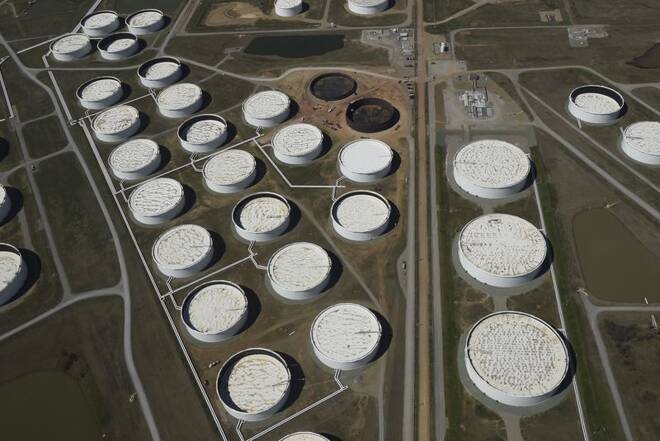 Imagen de archivo de tanques de almacenamiento de crudo vistos desde arriba en el centro de distribución de Cushing, Oklahoma