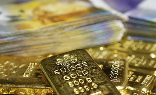 Imagen de archivo de lingotes de oro junto a billetes de francos suizos en el GSA en Viena, Austria.
