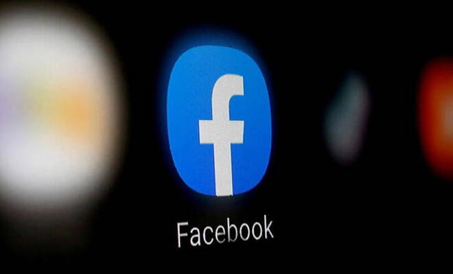 FOTO DE ARCHIVO: El logotipo de Facebook en la pantalla de un teléfono móvil