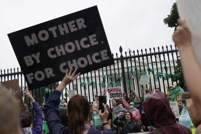 IMAGEN DE ARCHIVO: Activistas de la Marcha de las Mujeres sostienen carteles frente a la Casa Blanca tras la decisión de la Corte Suprema de anular la histórica decisión sobre el aborto Roe v Wade en Washington,, EE.UU