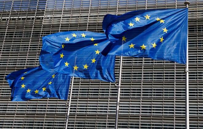 Foto de archivo de banderas de la UE fuera de la sede de la Comisión Europea en Bruselas