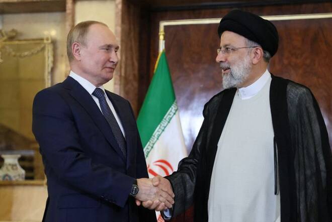 El presidente ruso, Vladímir Putin, estrecha la mano del presidente iraní, Ebrahim Raisi, en Teherán