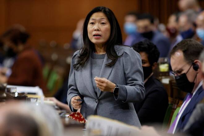 FOTO DE ARCHIVO: La ministra de Comercio Internacional de Canadá, Mary Ng, habla en la Cámara de los Comunes en la Colina del Parlamento en Ottawa, Ontario, Canadá.
