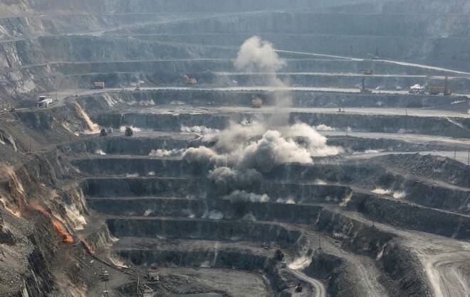 Imagen de archivo de explosiones en una mina a cielo abierto de la planta de extracción y procesamiento de mineral de plomo y zinc Gorevsky GOK cerca de Novoangarsk