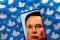 FOTO DE ARCHIVO: Una imagen de Elon Musk en un teléfono inteligente colocado en logos impresos de Twitter en esta ilustración tomada el 28 de abril de 2022