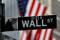 FOTO DE ARCHIVO: Gotas de lluvia cuelgan de un cartel de Wall Street frente a la Bolsa de Valores de Nueva York, en la ciudad de Nueva York, EEUU