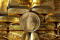 Imagen de archivo de lingotes oro y un franco suizo en la planta de metales preciosos Oegussa de Viena, Austria.