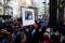 Imagen de archivo de un hombre sosteniendo una foto de la vicepresidenta argentina, Cristina Fernández, durante una marcha para protestar contra un incidente en el que un hombre le apuntó con un arma frente a su casa, en Buenos Aires