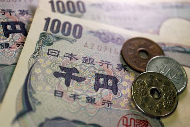 FOTO DE ARCHIVO: Monedas y billetes de yenes japoneses