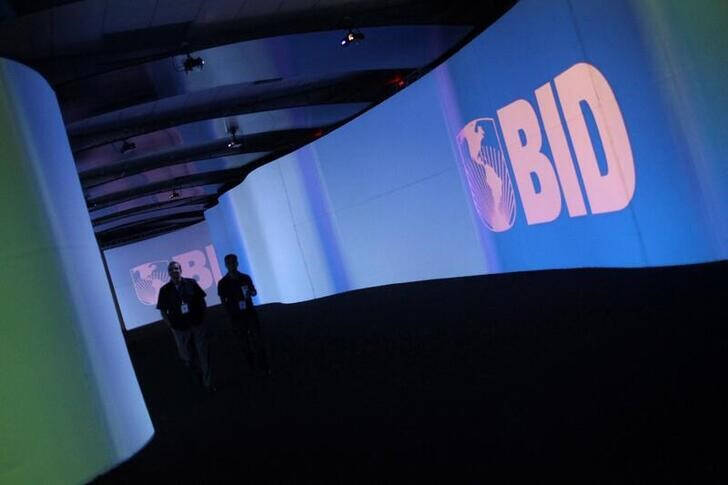 Imagen de archivo de una pantalla con el logo del BID en el centro de convenciones Atlapa de Ciudad de Panamá.